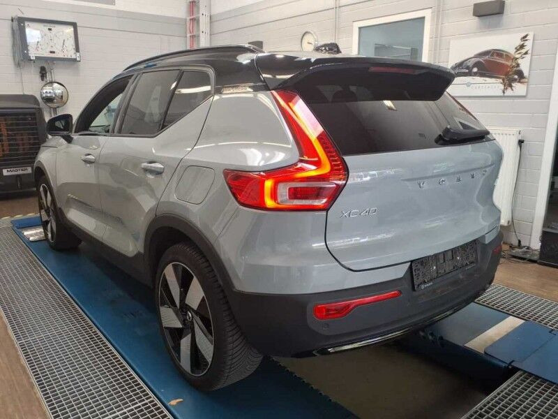 Grå Volvo XC40 fra 2024