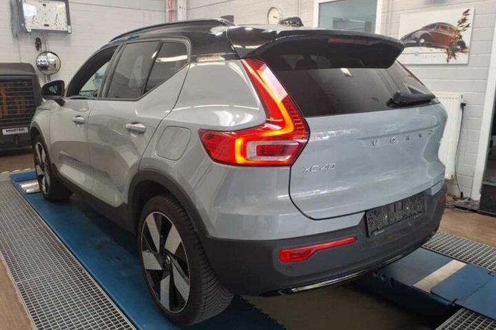 Grå Volvo XC40 fra 2024