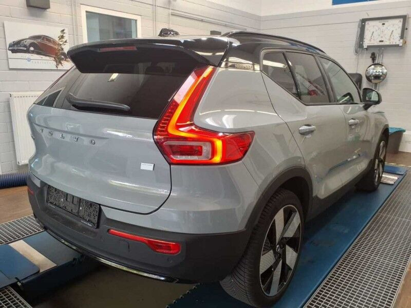 Grå Volvo XC40 fra 2024