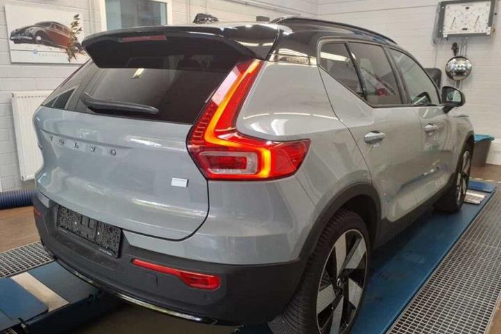 Grå Volvo XC40 fra 2024