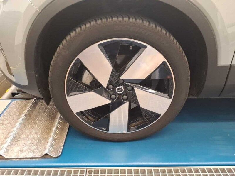 Grå Volvo XC40 fra 2024