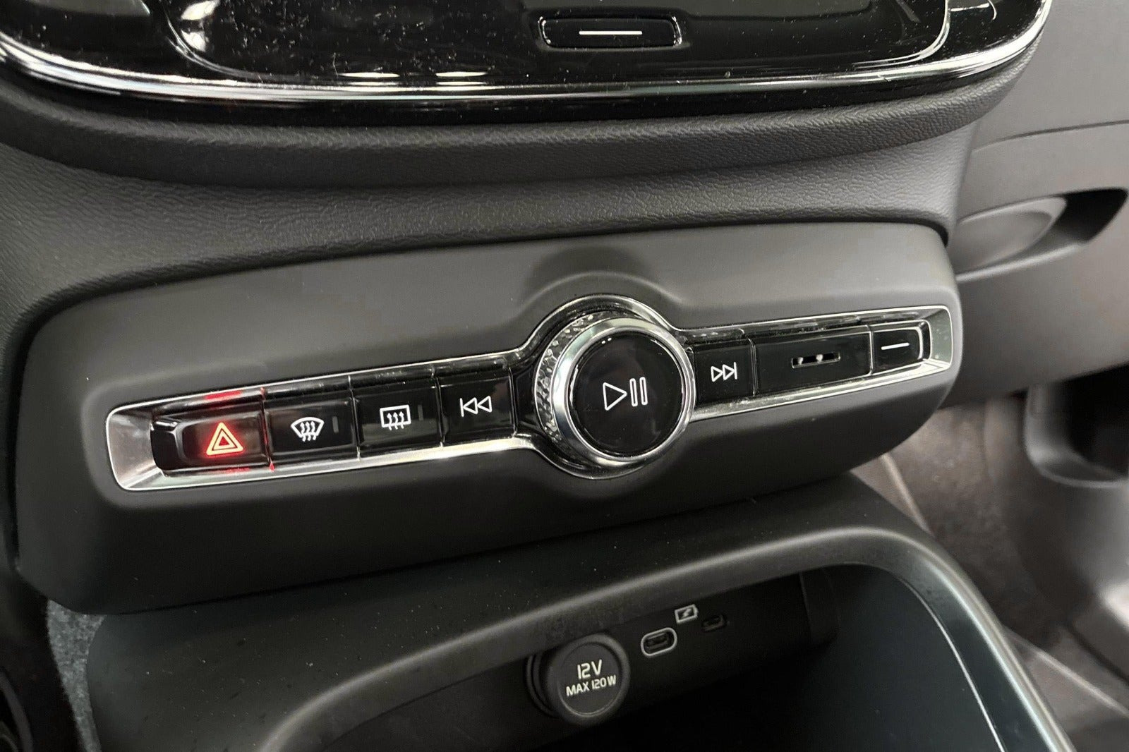 Sort Volvo XC40 fra 2023