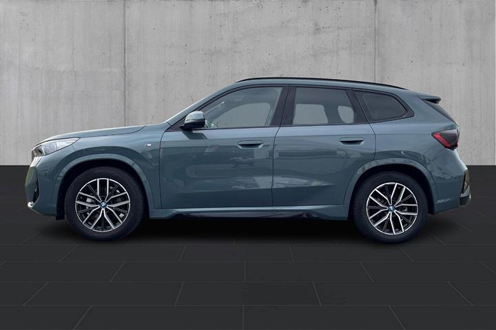 Grøn BMW iX1 fra 2025