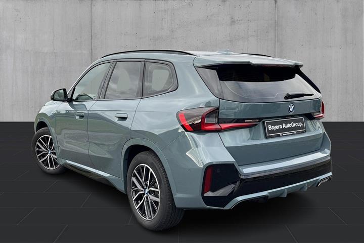 Grøn BMW iX1 fra 2025