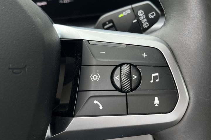 Grøn BMW iX1 fra 2025