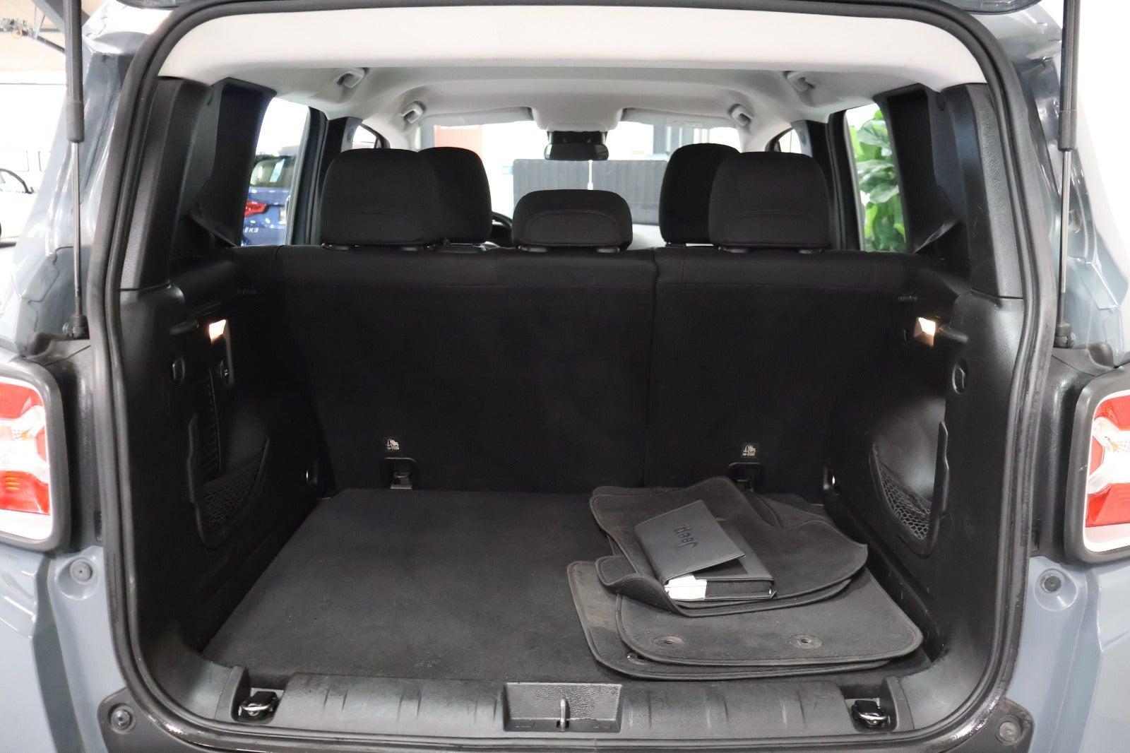 Grå Jeep Renegade fra 2016
