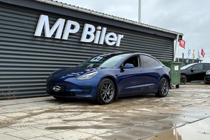 Blå Tesla Model 3 fra 2022