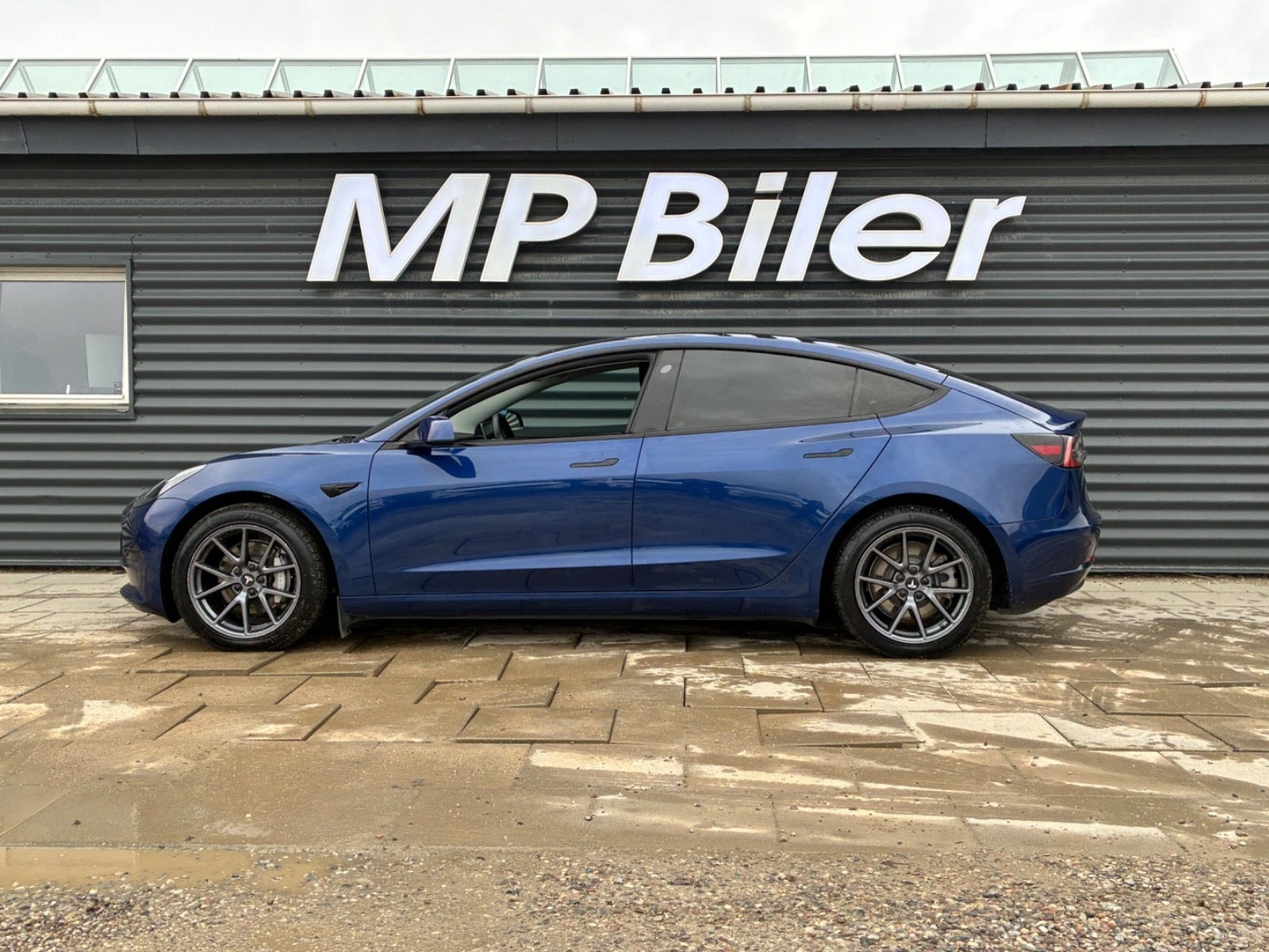 Blå Tesla Model 3 fra 2022