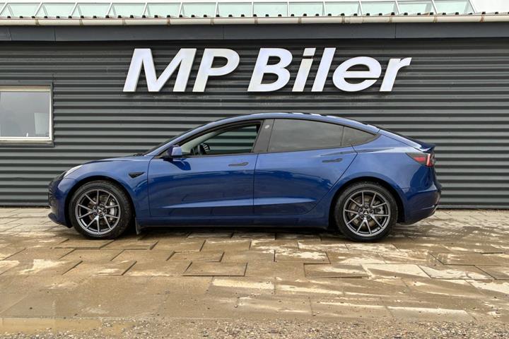 Blå Tesla Model 3 fra 2022