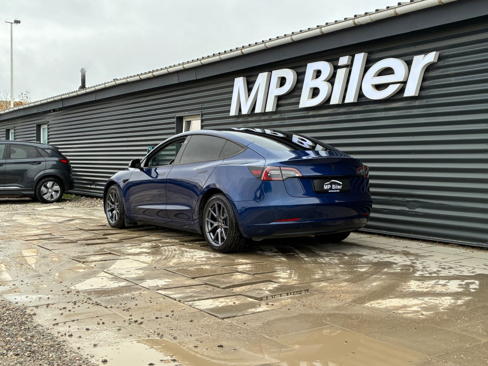 Blå Tesla Model 3 fra 2022