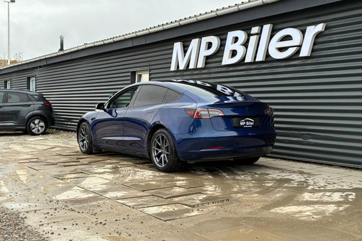 Blå Tesla Model 3 fra 2022