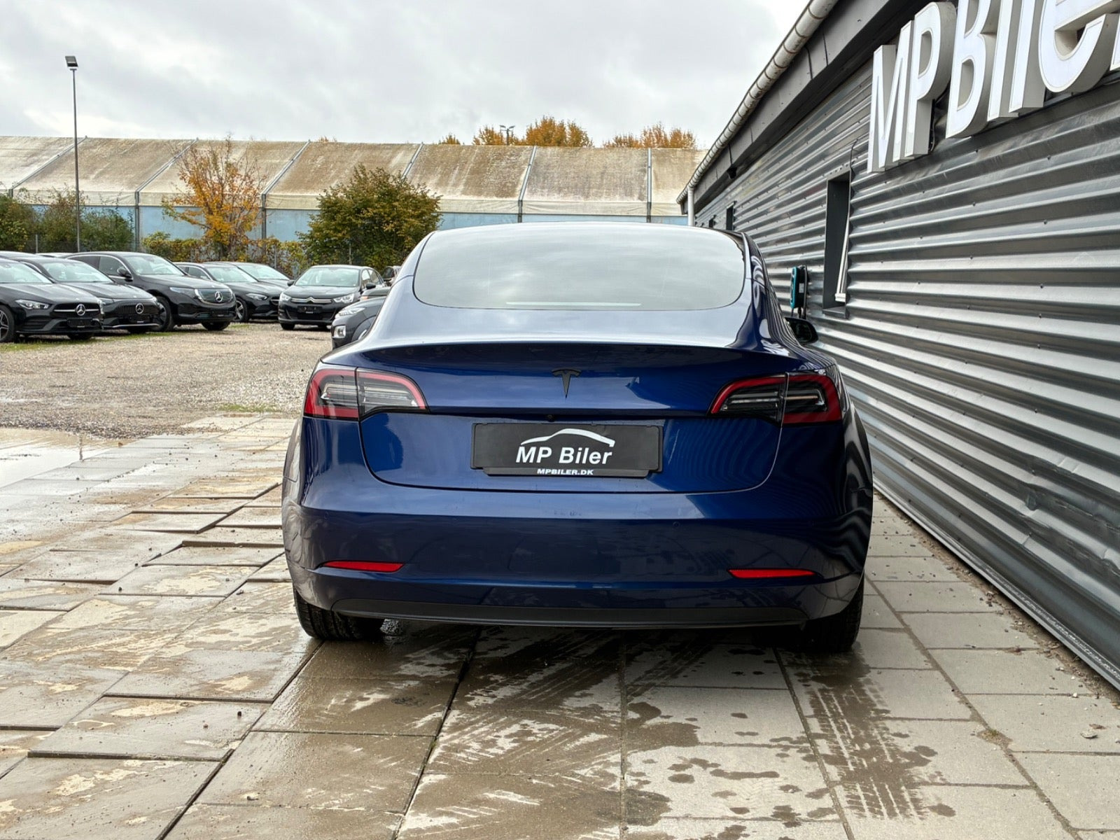 Blå Tesla Model 3 fra 2022