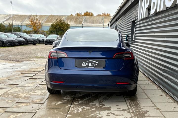 Blå Tesla Model 3 fra 2022
