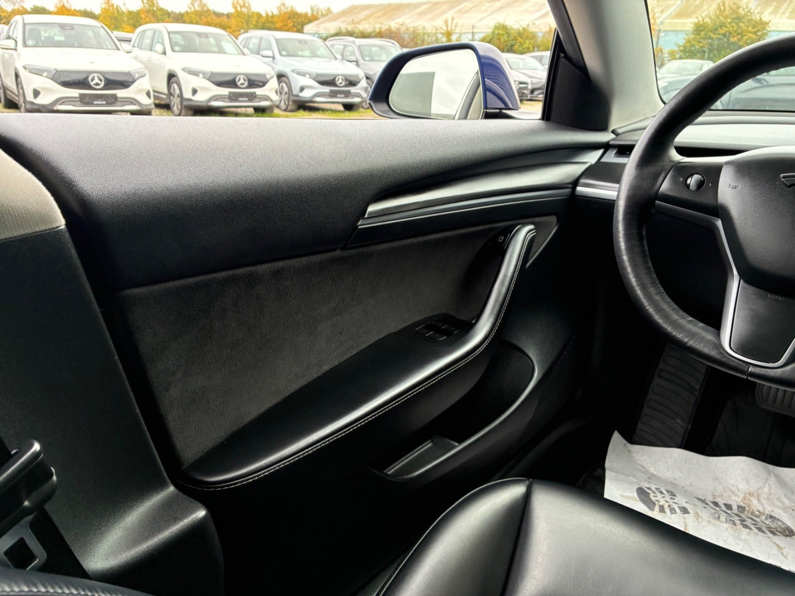 Blå Tesla Model 3 fra 2022