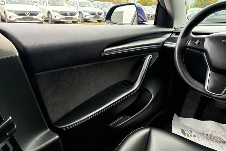 Blå Tesla Model 3 fra 2022