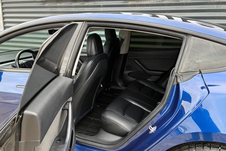 Blå Tesla Model 3 fra 2022