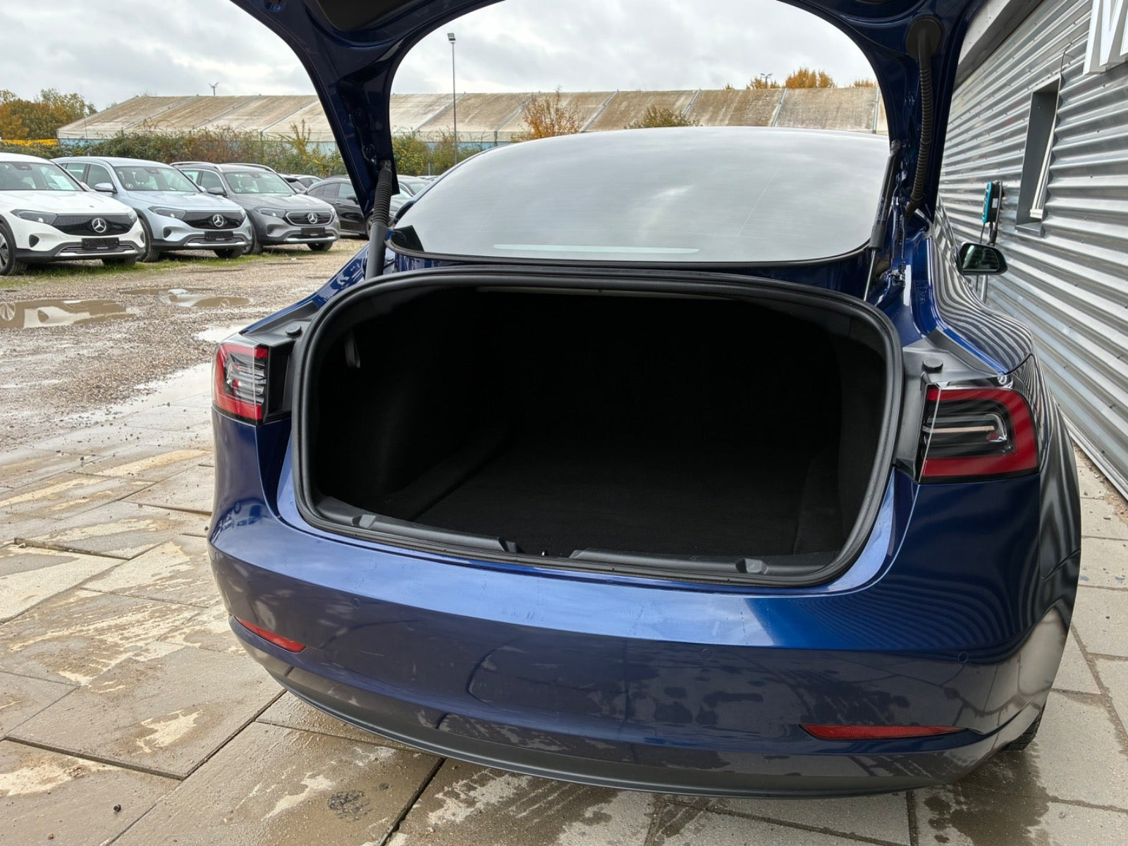 Blå Tesla Model 3 fra 2022