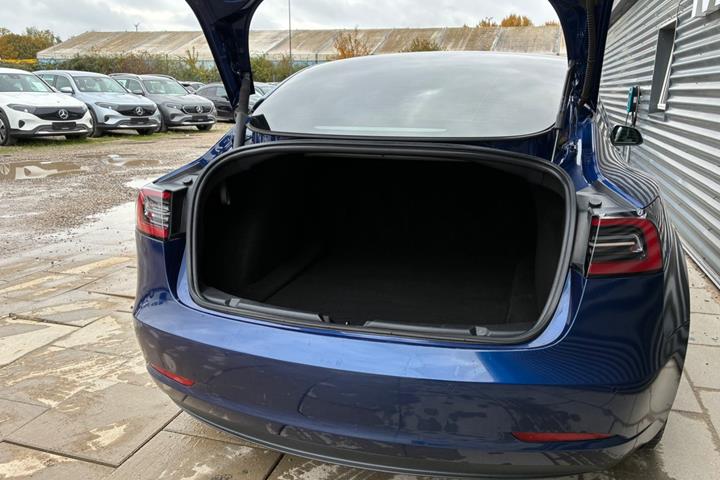 Blå Tesla Model 3 fra 2022