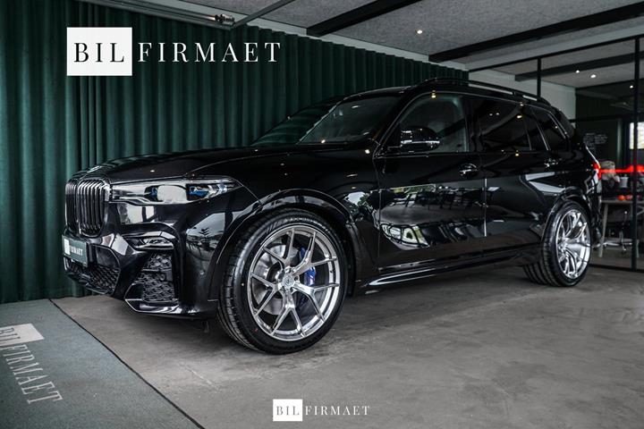 Sort BMW X7 fra 2022 set udefra