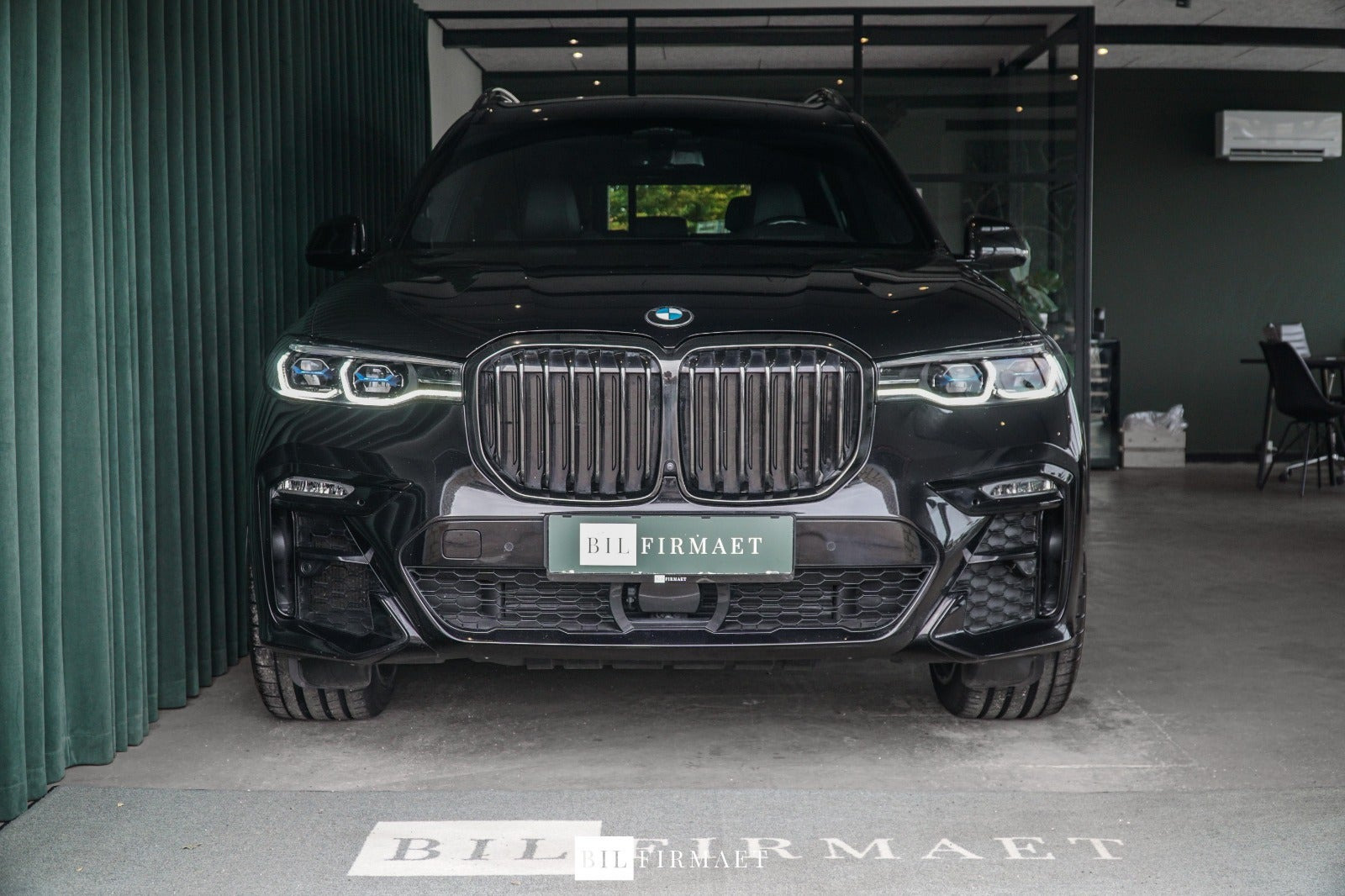 Sort BMW X7 fra 2022 set udefra