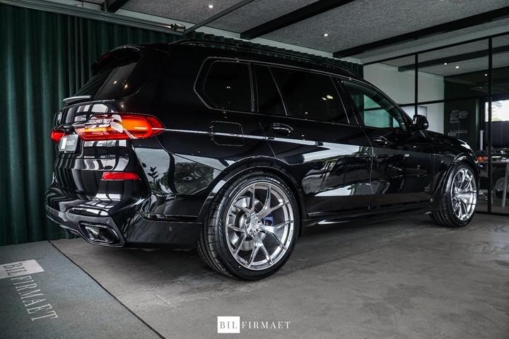 Sort BMW X7 fra 2022 set udefra