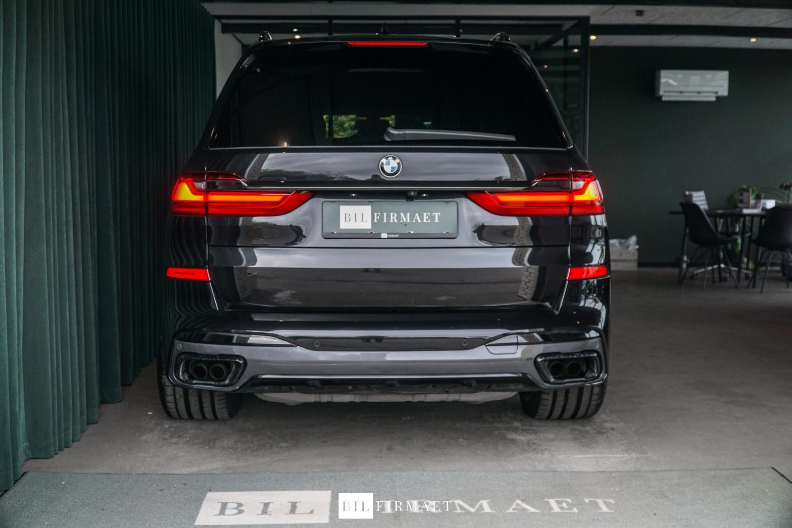 Sort BMW X7 fra 2022 set udefra