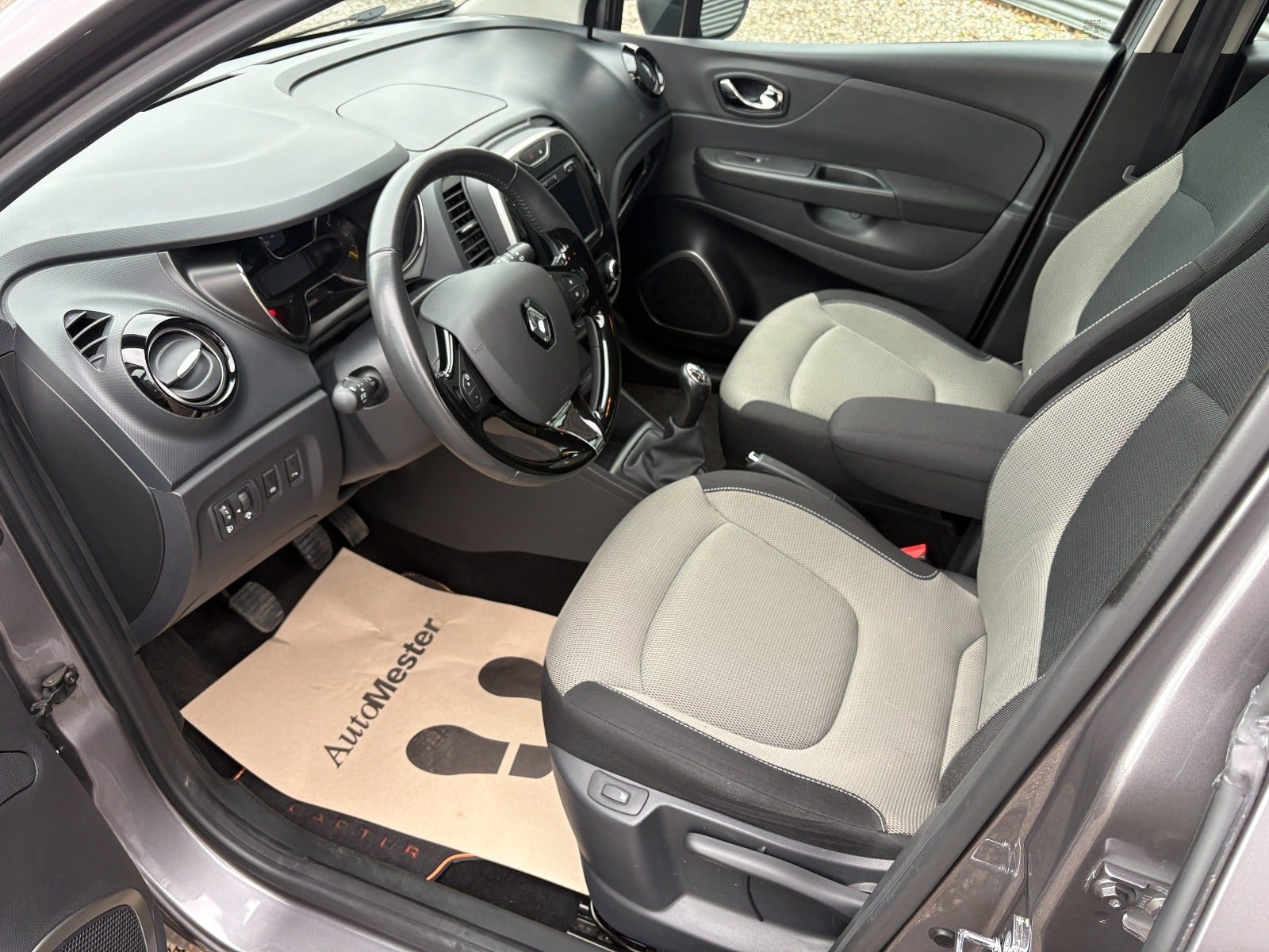 Grå Renault Captur fra 2014