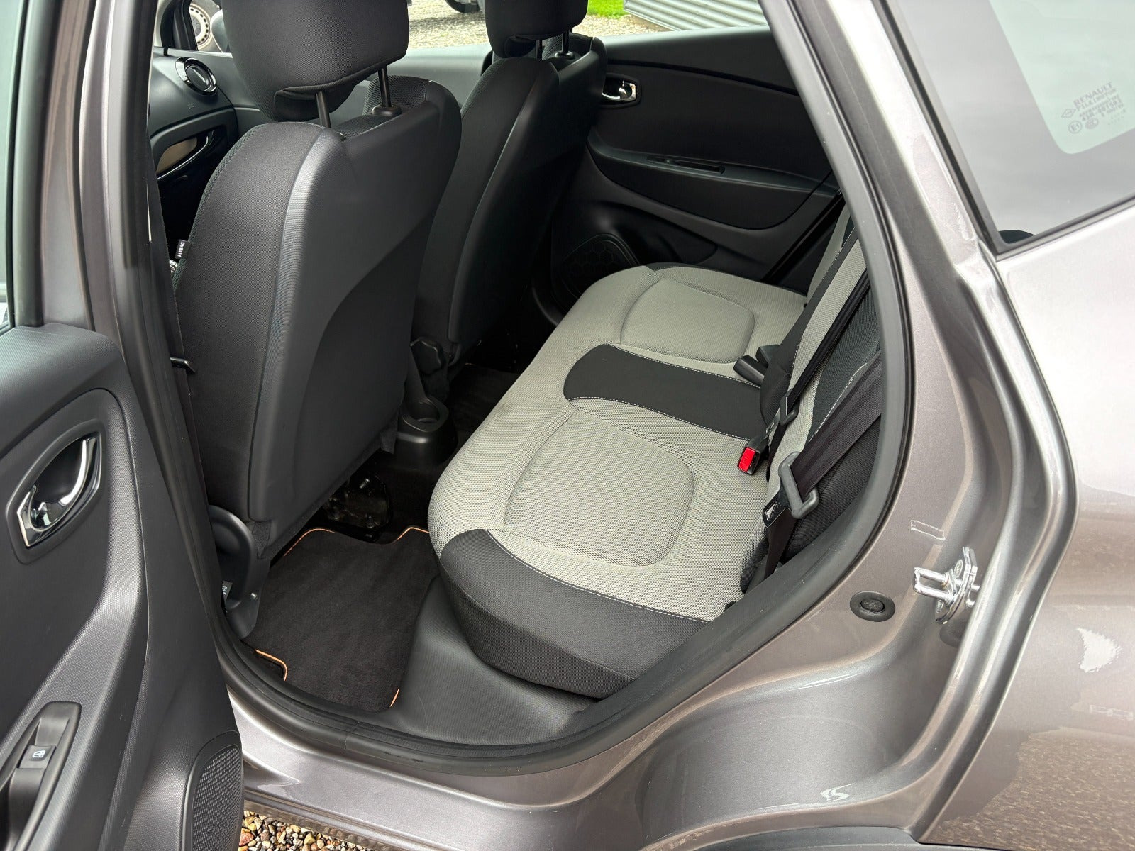 Grå Renault Captur fra 2014