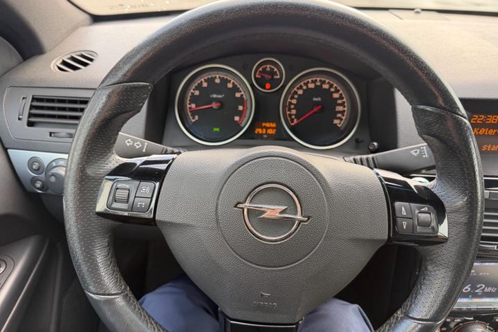 Sort Opel Astra fra 2008