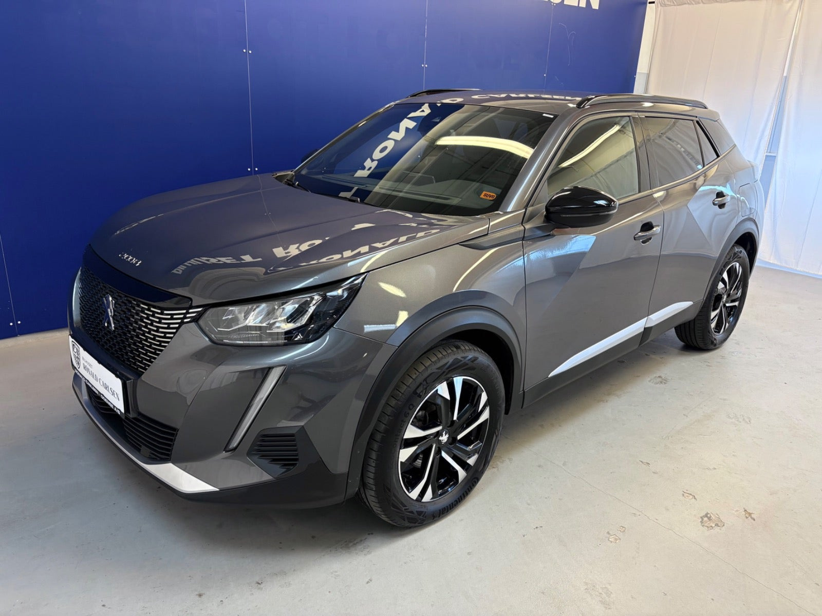 Grå Peugeot 2008 fra 2023
