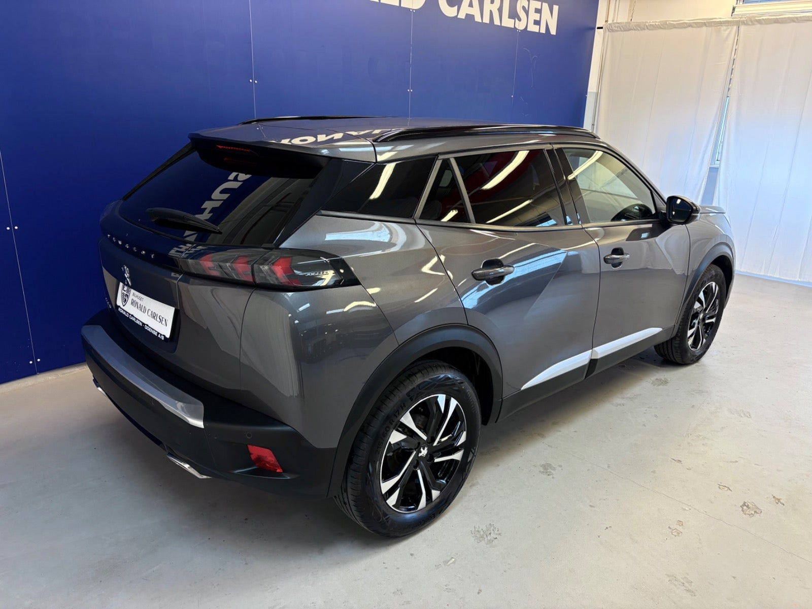 Grå Peugeot 2008 fra 2023