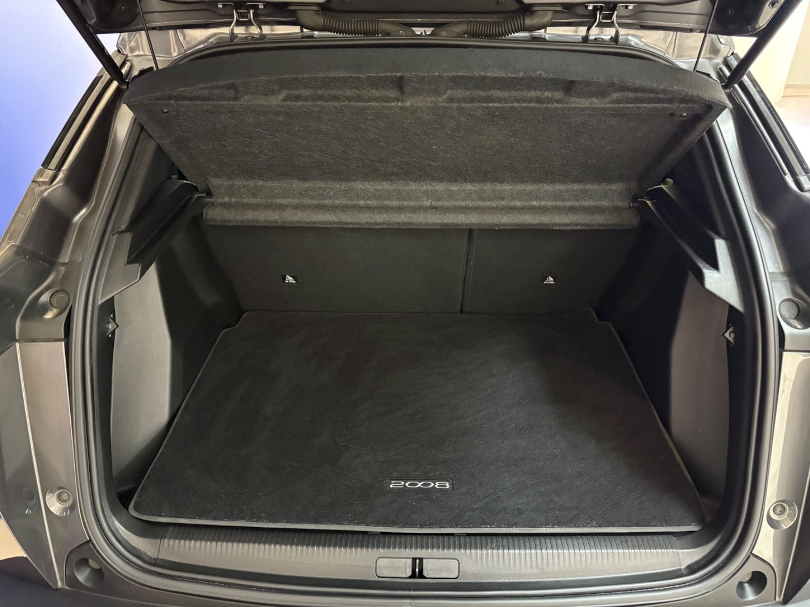 Grå Peugeot 2008 fra 2023