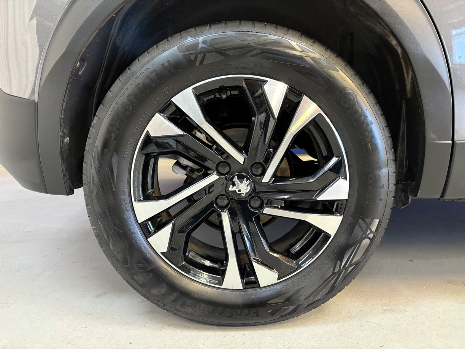 Grå Peugeot 2008 fra 2023