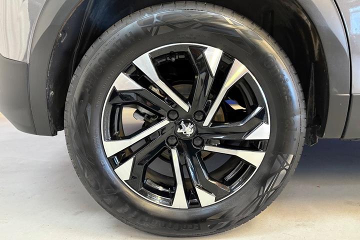 Grå Peugeot 2008 fra 2023