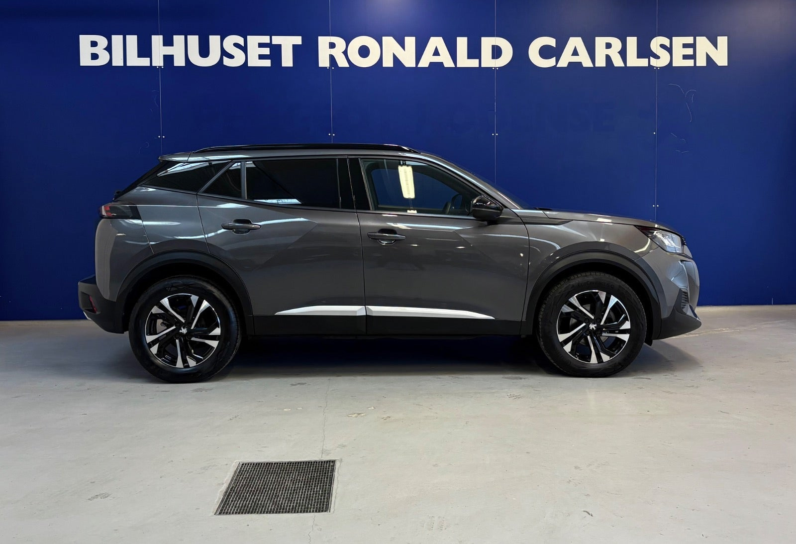 Grå Peugeot 2008 fra 2023