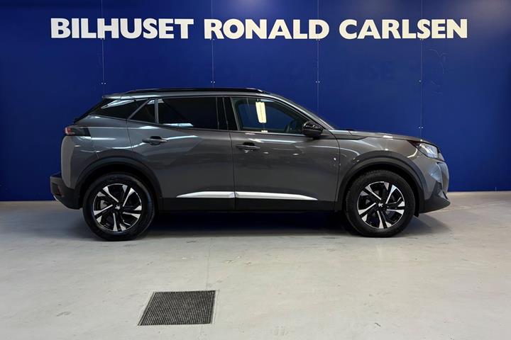 Grå Peugeot 2008 fra 2023