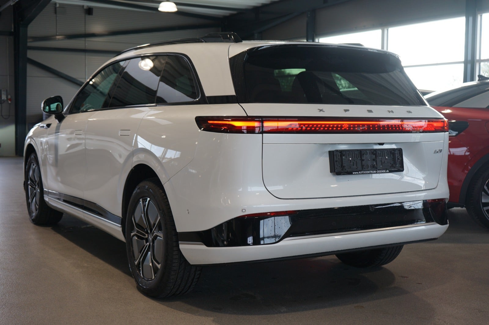 Hvid Xpeng G9 fra 2024