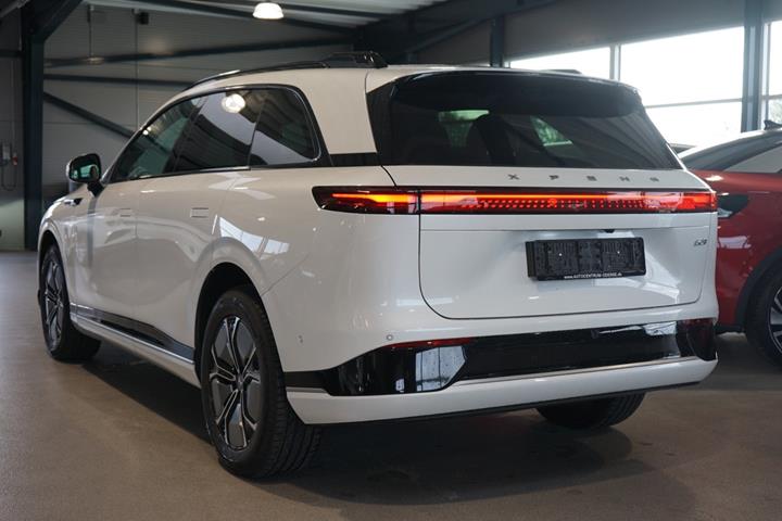 Hvid Xpeng G9 fra 2024