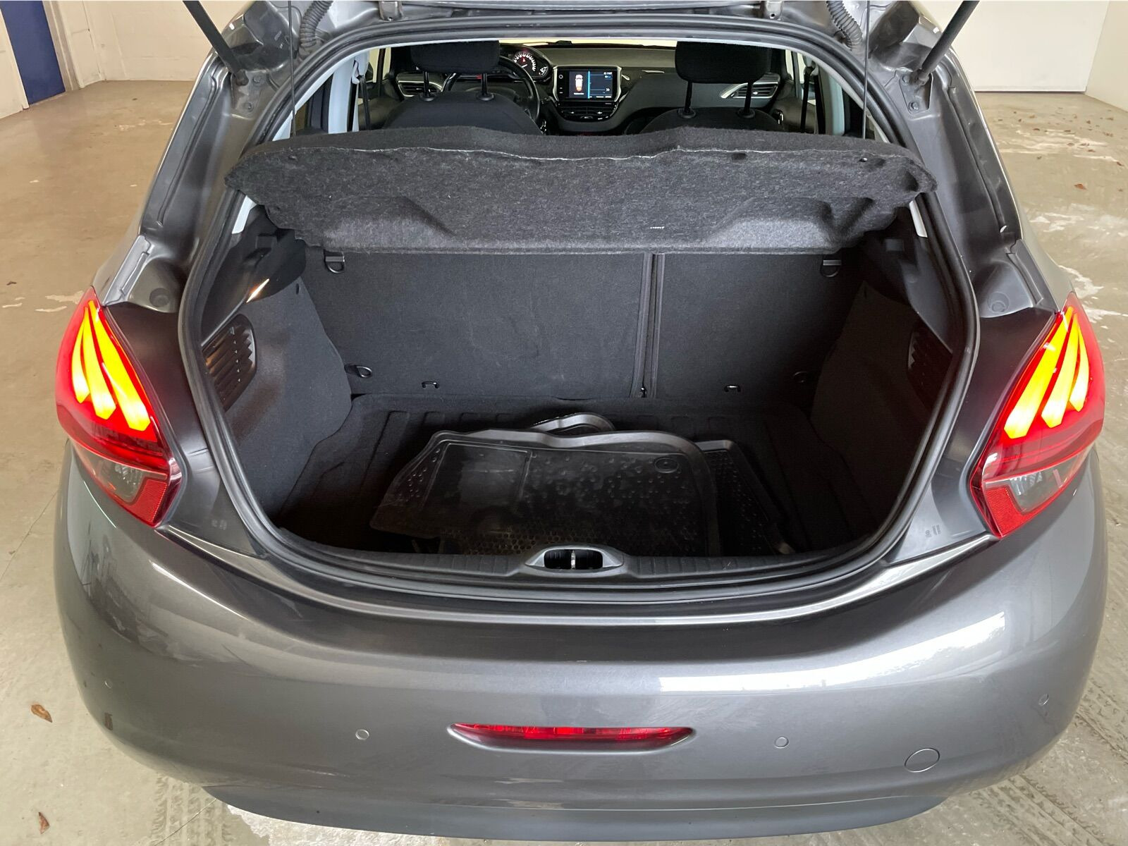 Sort Peugeot 208 fra 2018
