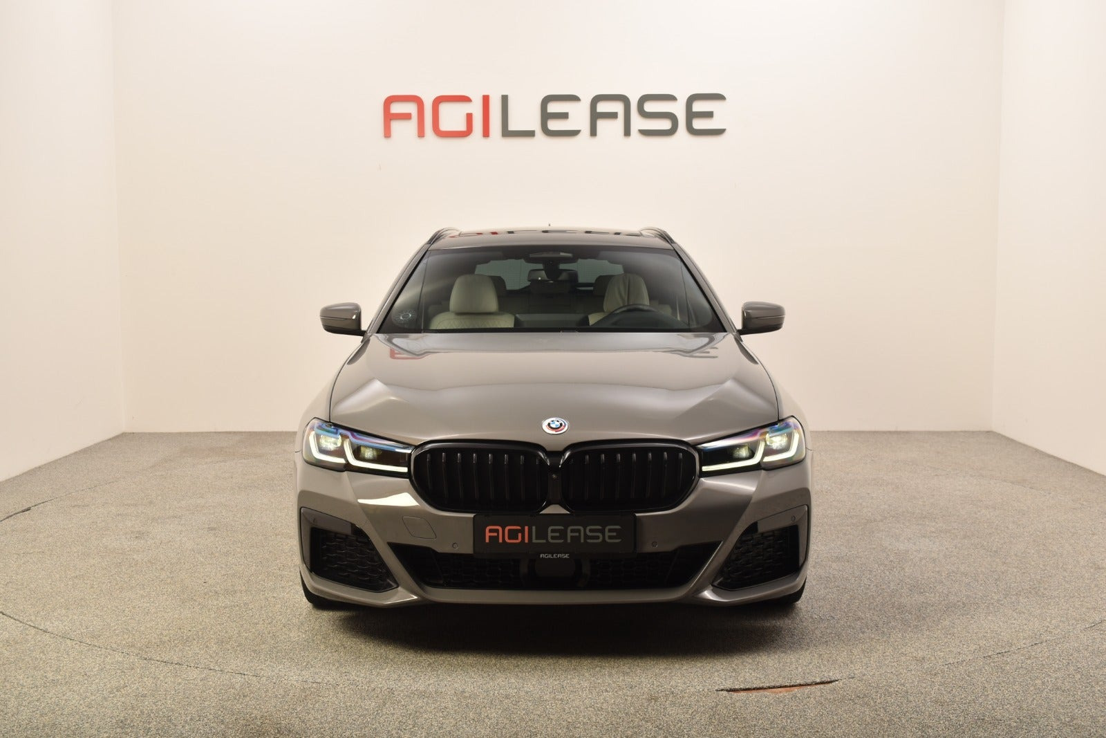 Grå BMW 530e fra 2022