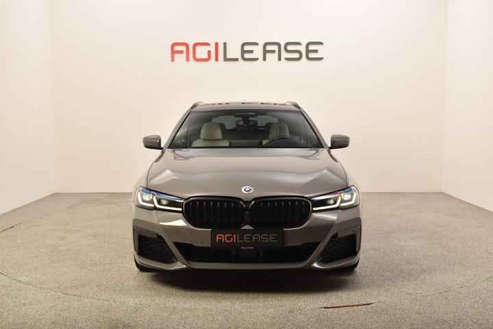 Grå BMW 530e fra 2022