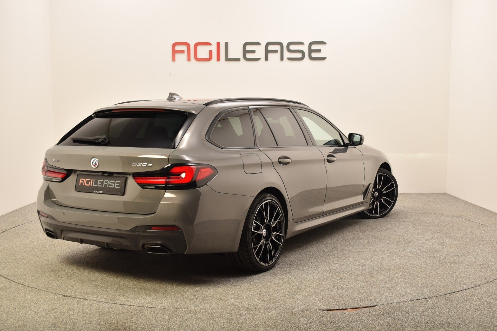 Grå BMW 530e fra 2022