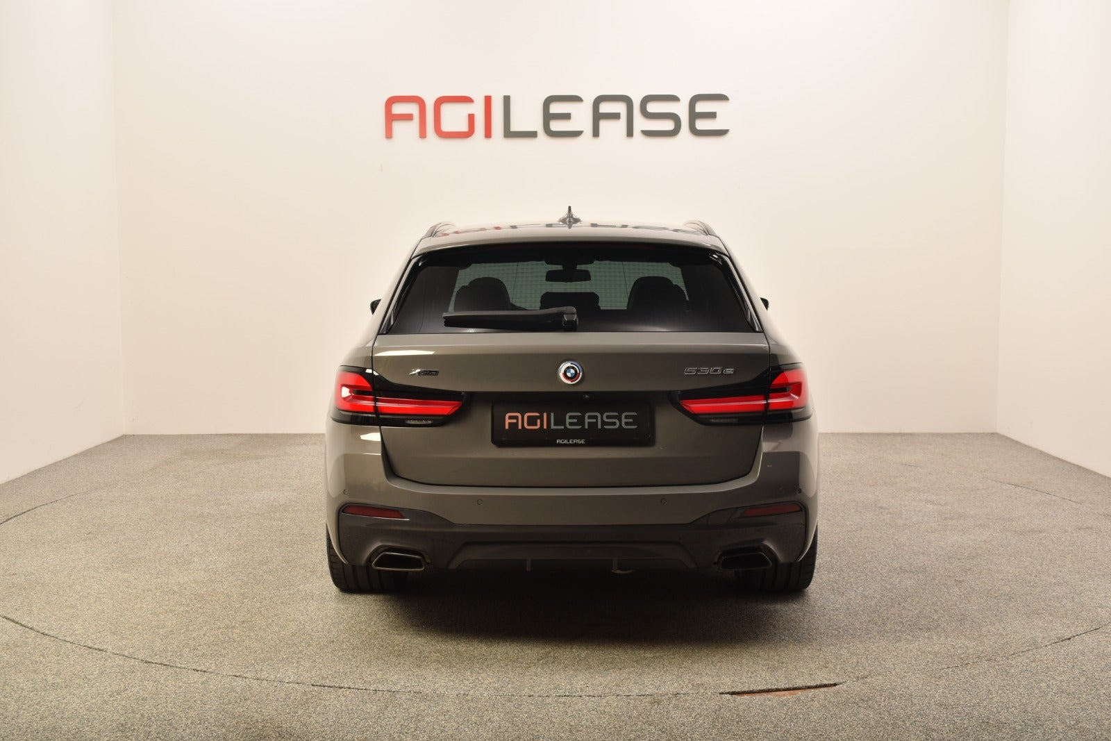 Grå BMW 530e fra 2022