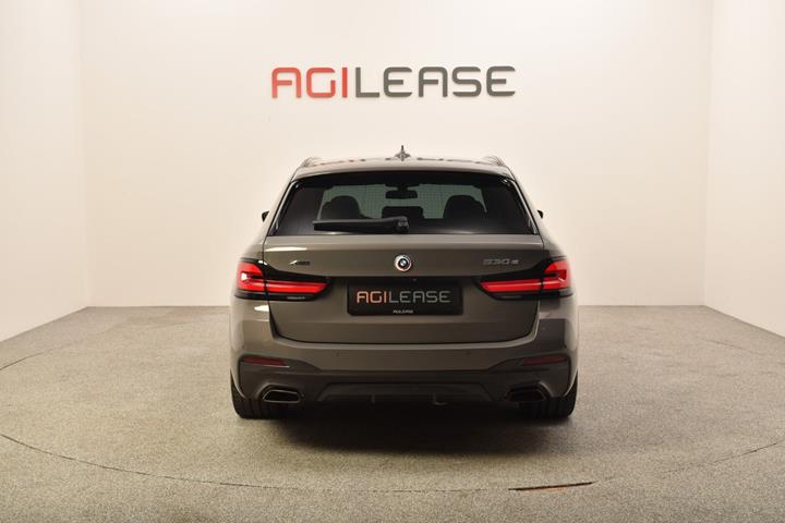 Grå BMW 530e fra 2022