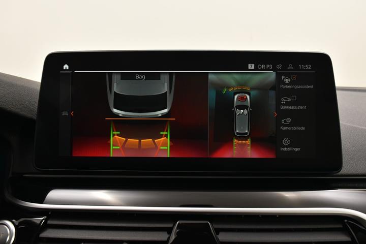 Grå BMW 530e fra 2022