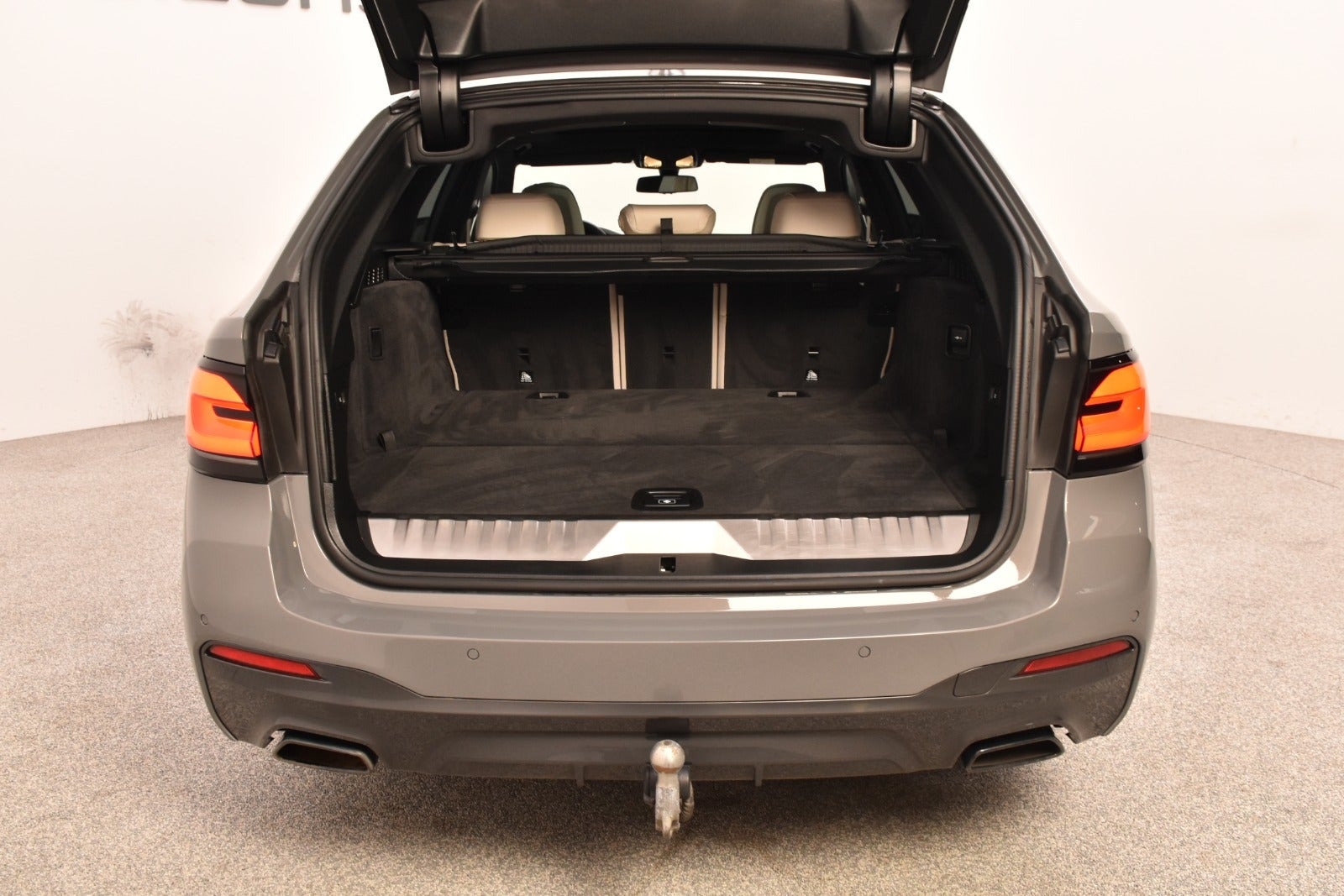 Grå BMW 530e fra 2022