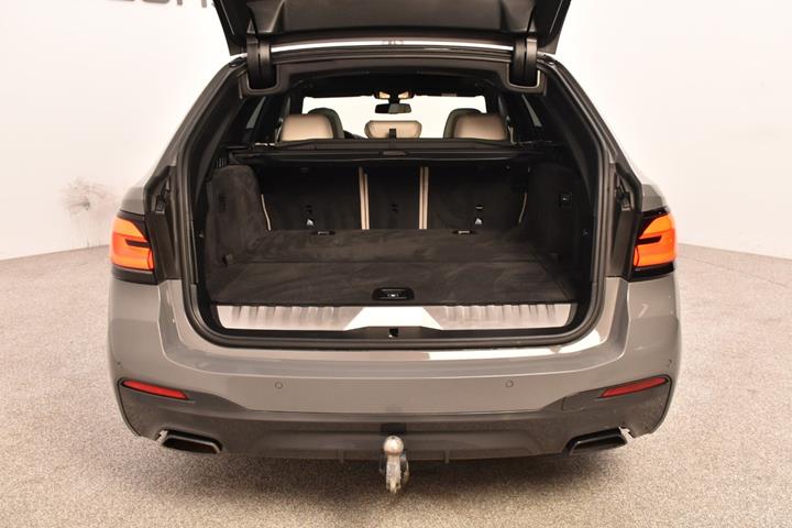 Grå BMW 530e fra 2022