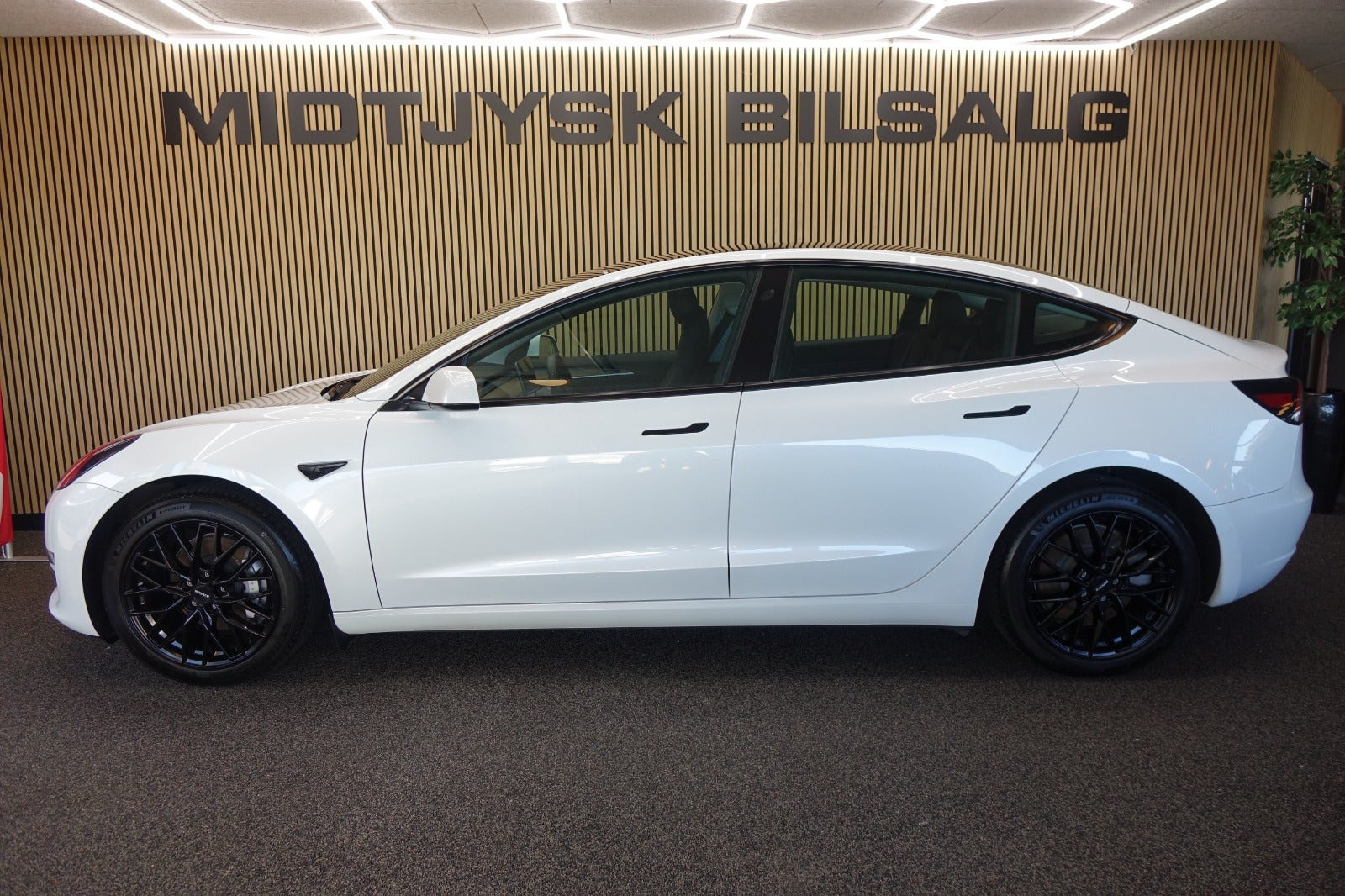 Hvid Tesla Model 3 fra 2022