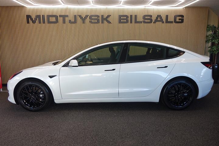 Hvid Tesla Model 3 fra 2022