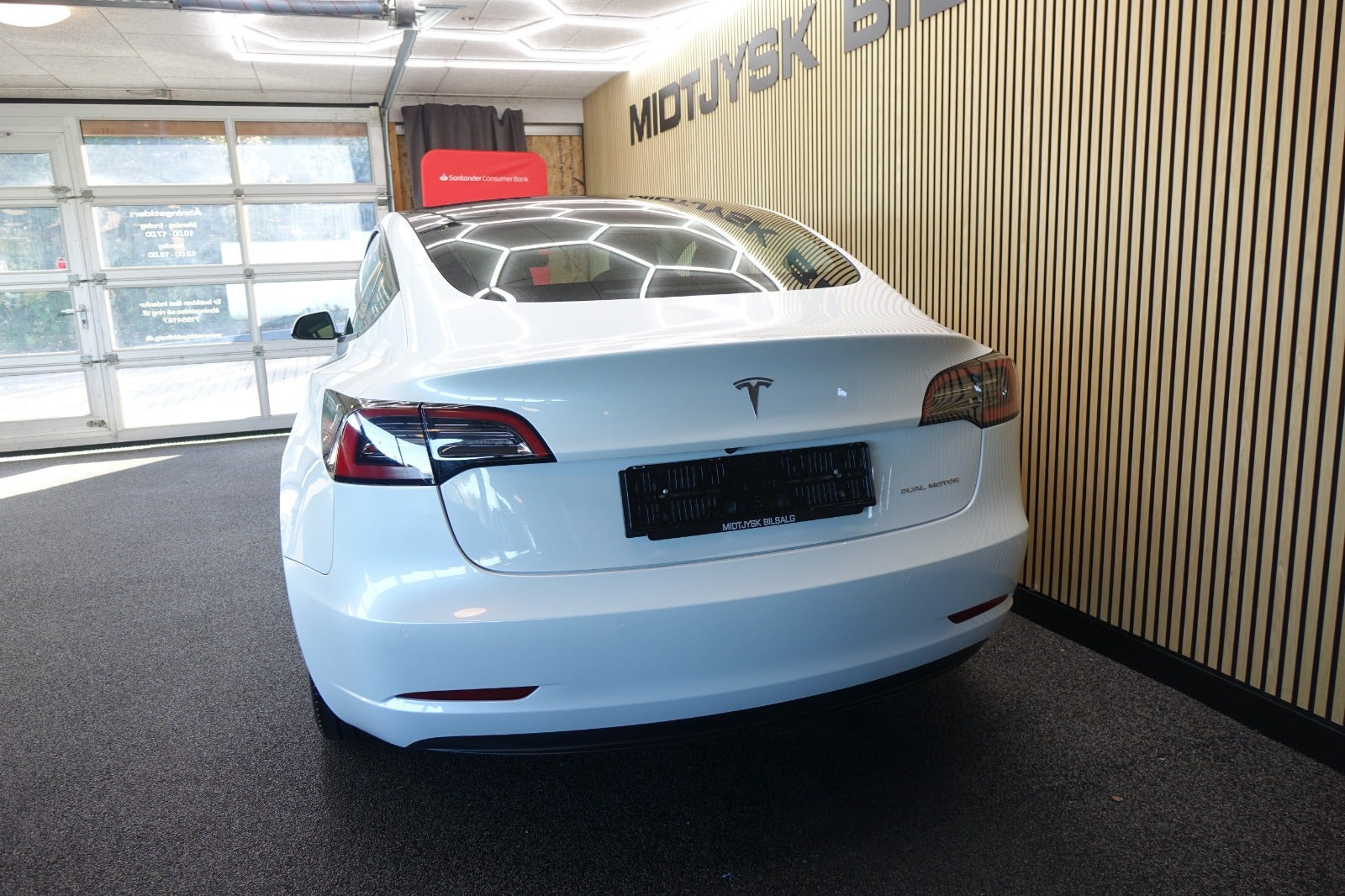 Hvid Tesla Model 3 fra 2022
